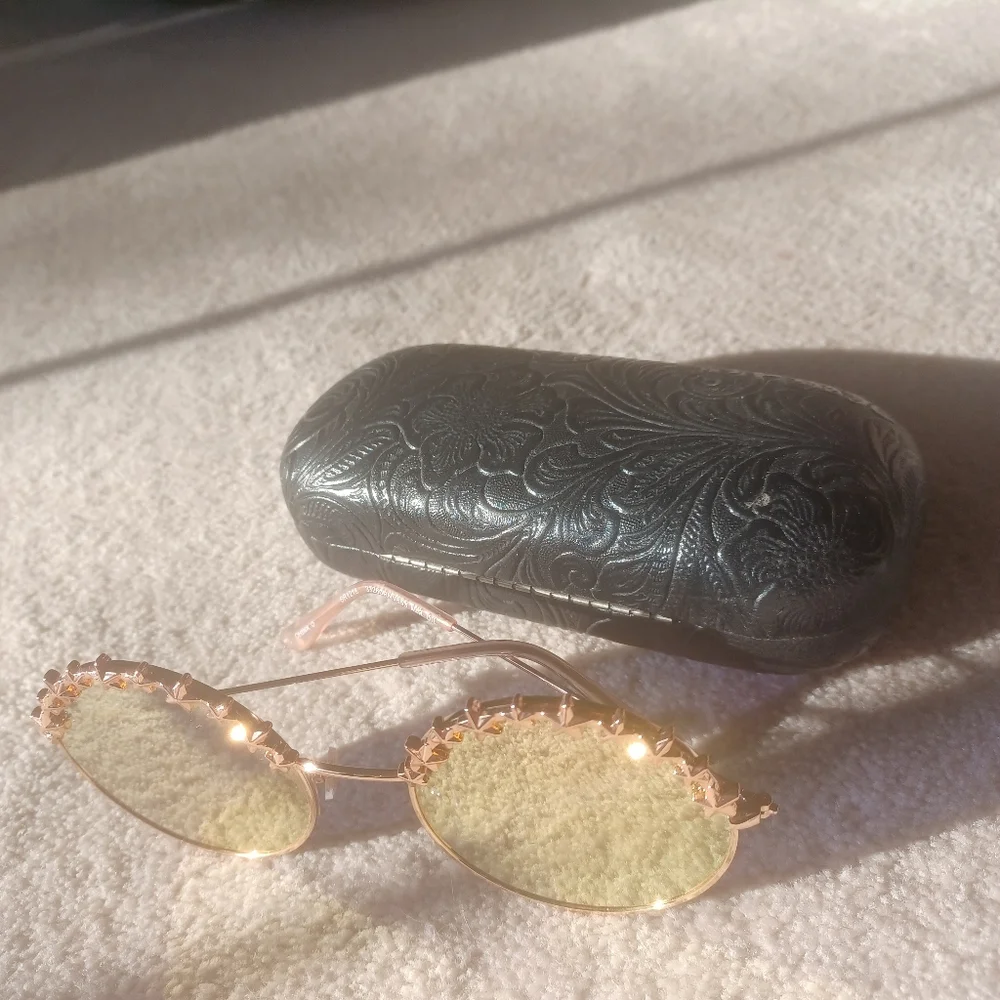Cute Round ๐คฉ Star-Embellished Pink Sunglasses With Case - Picture 4 of 6